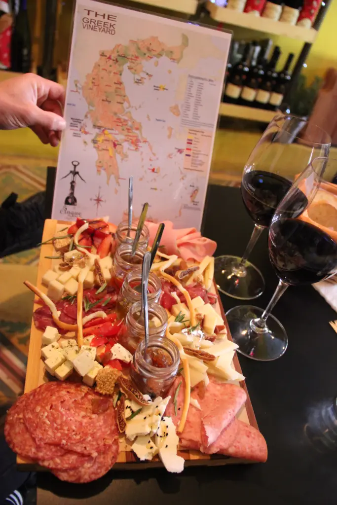 נאמנות לקוח במשבר כמשל עם פלטת גבינות ונקניקים.